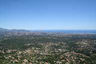 Das stark zersiedelte Hinterland von Nizza (Bild: Bernd Öggl)