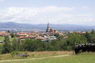 Zubiena, im Hintergrund der Hauptort Biella und die Biellesischen Voralpen (Bild: Bernd Öggl)