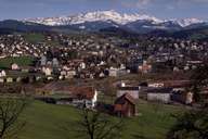 Herisau mit dem Alpsteinmassiv (Säntis 2.502m)  (Bild: Gemeindeverwaltung Herisau (Schweiz))