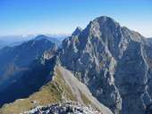 Der Kamniško sedlo (1.903m) wirft seinen Schatten in das Tal Logarska dolina (Bild: Roland Kaitna)