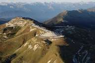 Monte Grappa (1.775m) (Bild: Foto aerea eseguita dal pilota Giuseppe (Pino) Calissoni e co-pilota Luigi Vergerio Reghini, di loro proprietà)