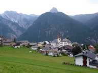 en:Anras vor den Gailtaler Alpen (Mitte hinten Spitzenstein 2265 m) (Image: Josef Aistleitner)