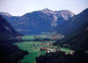 Eben am Achensee, dahinter Maurach, links im Hintergrund Pertisau (Bild: Tiroler Landesmuseum Ferdinandeum, Innsbruck)