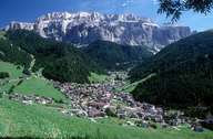 Sëlva/ Wolkenstein in Gröden mit Sellagruppe  (Bild: Tourismusverband Gröden)