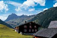 Walserhaus in Warth mit Widderstein (2.533m), Allgäuer Alpen (Bild: Warth Tourismus)